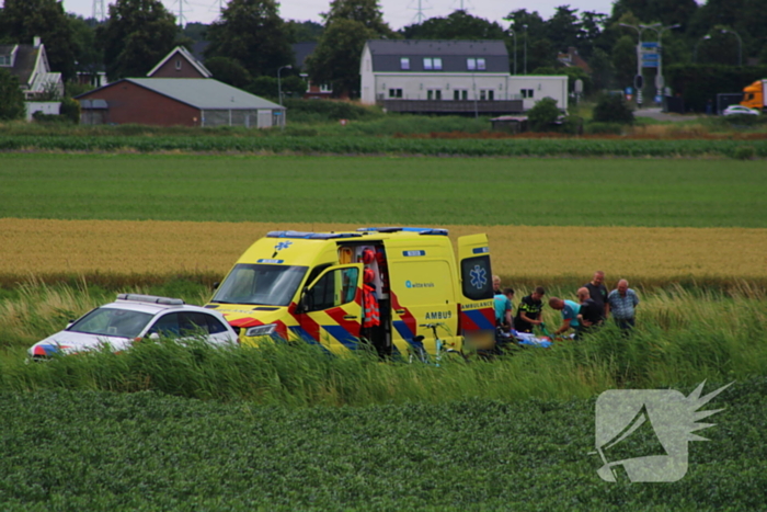 Fietser komt ten val door tractor