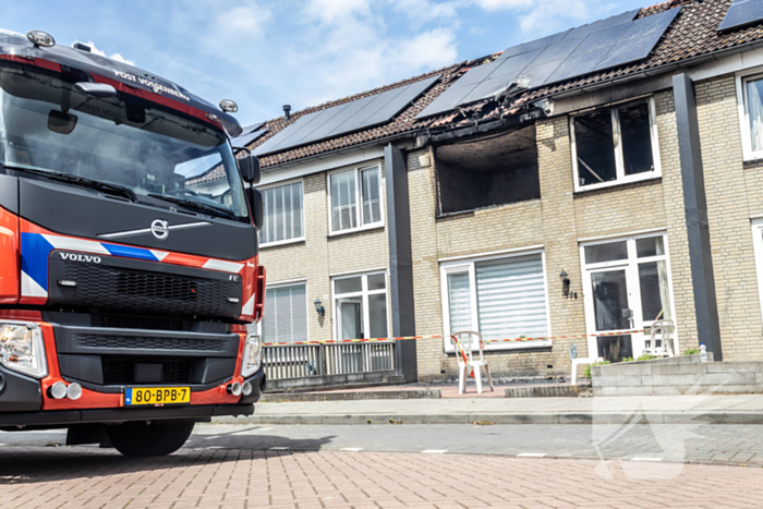 Brandweer voert nacontrole uit bij afgebrande woning