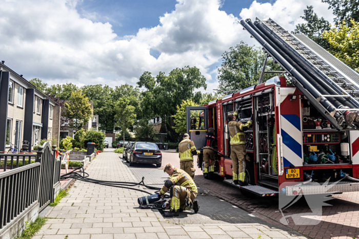 Brandweer voert nacontrole uit bij afgebrande woning