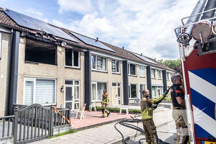 Brandweer voert nacontrole uit bij afgebrande woning