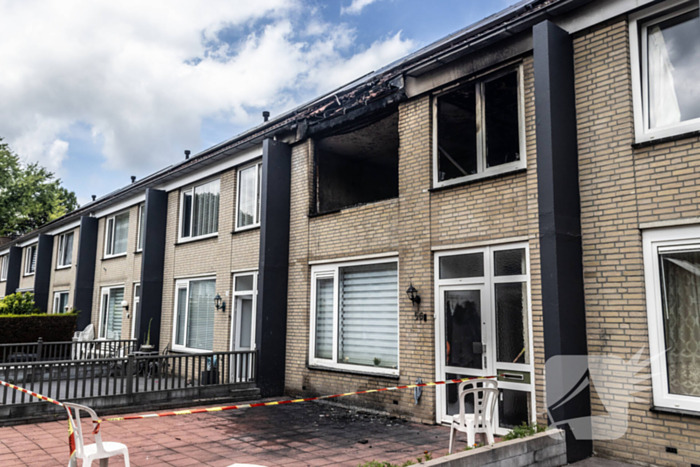 Brandweer voert nacontrole uit bij afgebrande woning