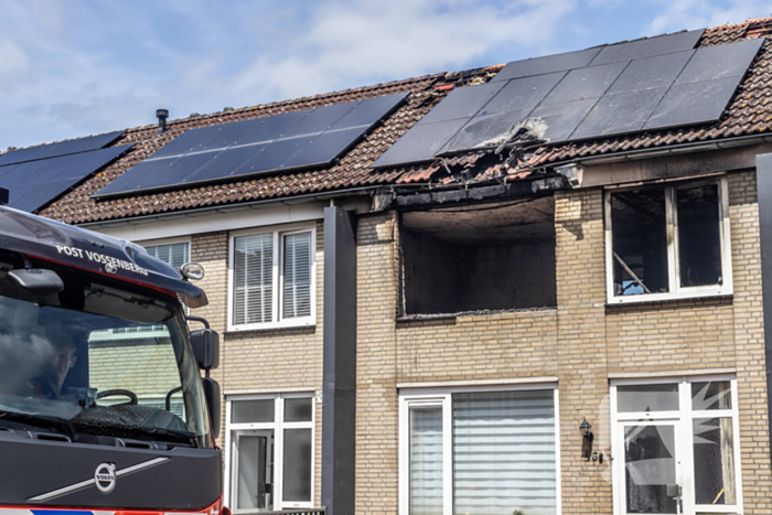 Brandweer voert nacontrole uit bij afgebrande woning