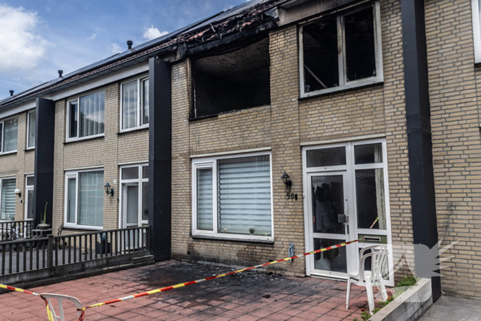 Brandweer voert nacontrole uit bij afgebrande woning