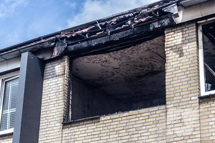 Brandweer voert nacontrole uit bij afgebrande woning