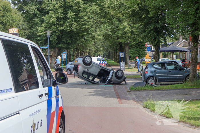 Bestuurder raakt macht over het stuur kwijt en raakt op de kop