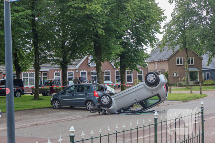 Bestuurder raakt macht over het stuur kwijt en raakt op de kop