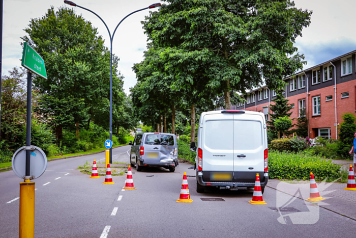 Defensievoertuig betrokken bij ongeval met bestelbus