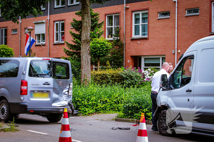 Defensievoertuig betrokken bij ongeval met bestelbus