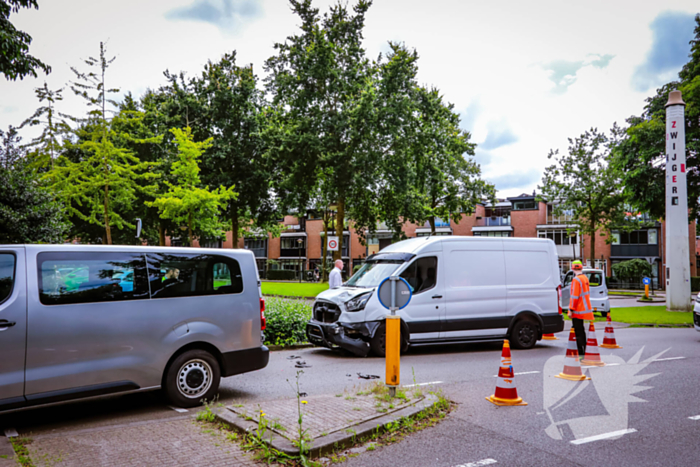 Defensievoertuig betrokken bij ongeval met bestelbus