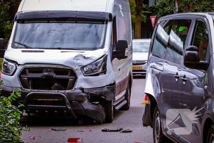 Defensievoertuig betrokken bij ongeval met bestelbus