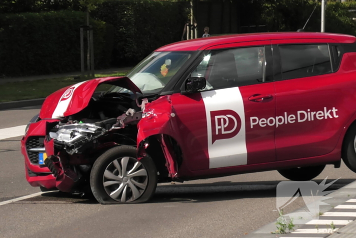 Auto zwaar beschadigd na botsing met lantaarnpaal