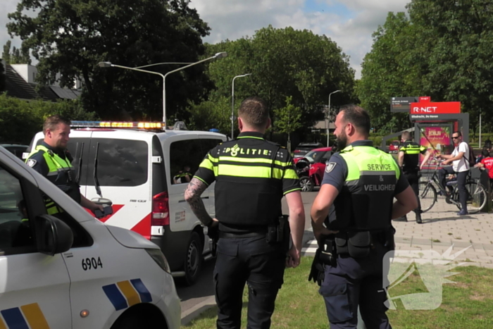 Auto zwaar beschadigd na botsing met lantaarnpaal