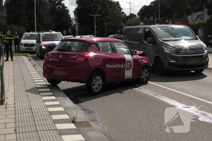 Auto zwaar beschadigd na botsing met lantaarnpaal