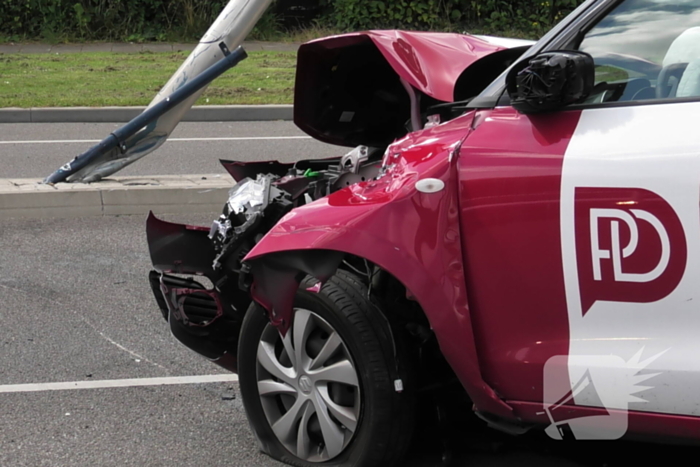 Auto zwaar beschadigd na botsing met lantaarnpaal