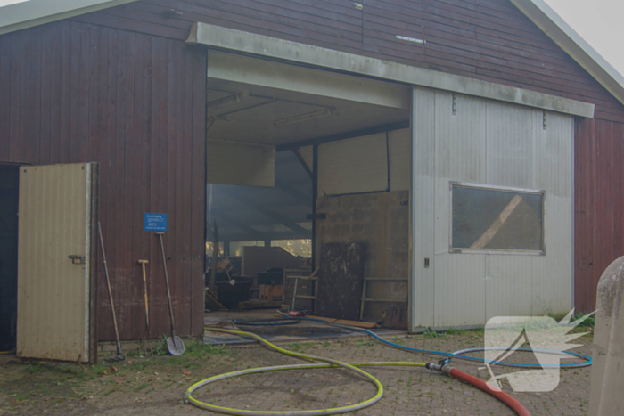 Veel rookontwikkeling bij stalbrand