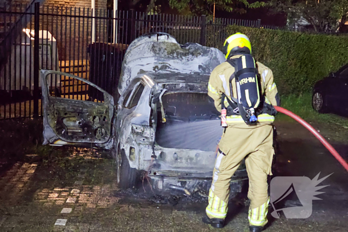 Personenauto brandt volledig uit