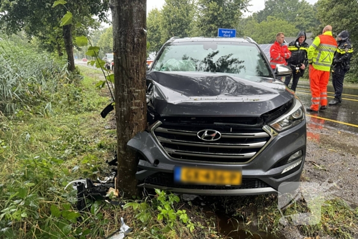 Automobilist eindigt tegen boom