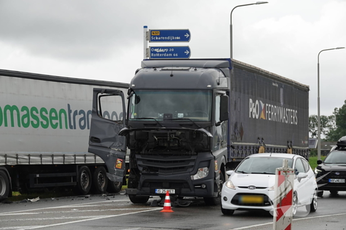 Twee vrachtwagens beschadigd bij botsing