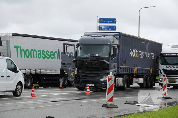 Twee vrachtwagens beschadigd bij botsing