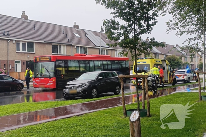 Schade na botsing tussen stadsbus en auto