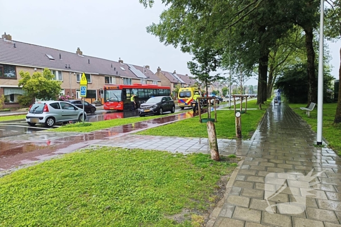 Schade na botsing tussen stadsbus en auto