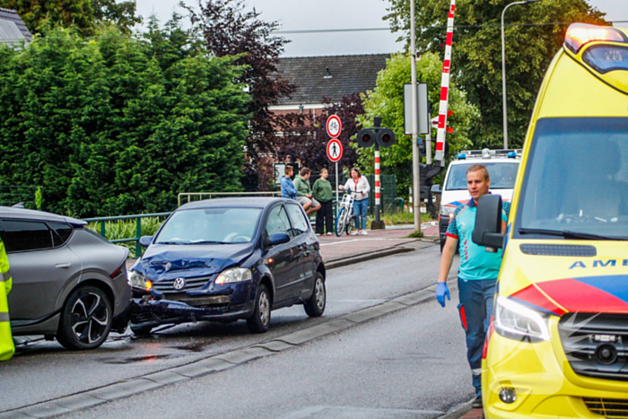 Flinke schade bij botsing tussen twee auto's