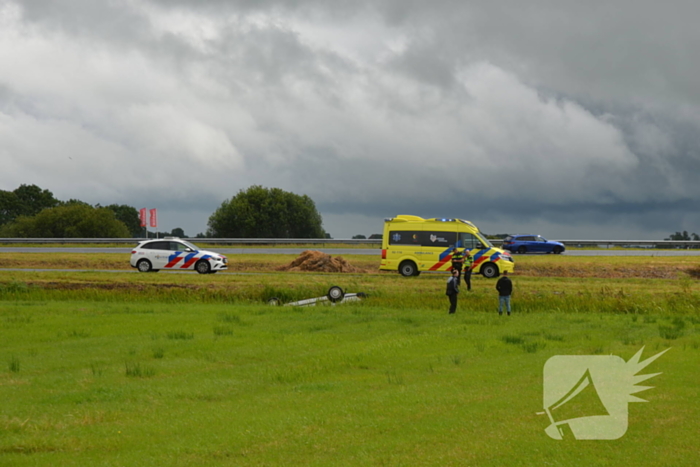 Auto belandt op kop in sloot