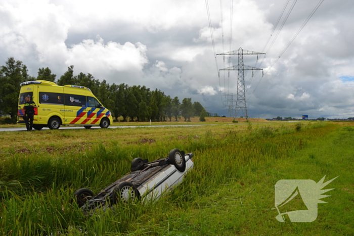 Auto belandt op kop in sloot