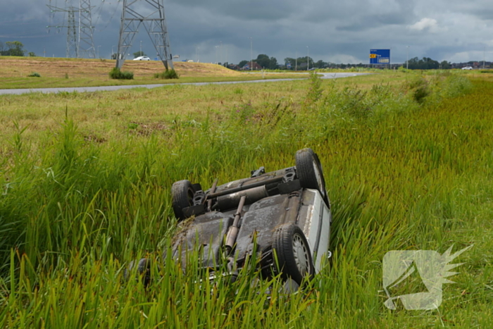 Auto belandt op kop in sloot