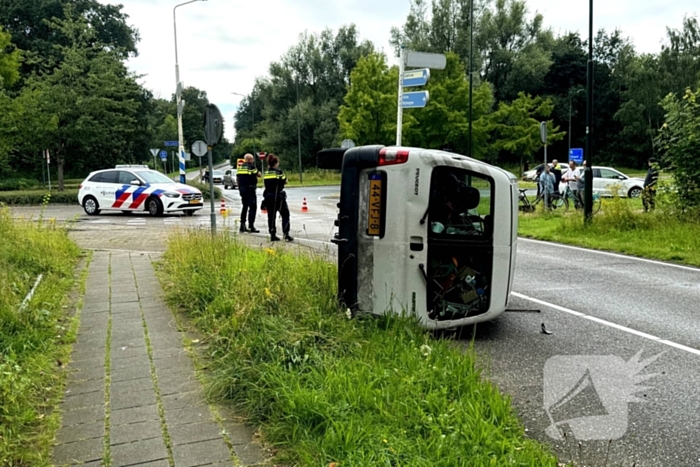 Bestelbus belandt op zijkant na botsing