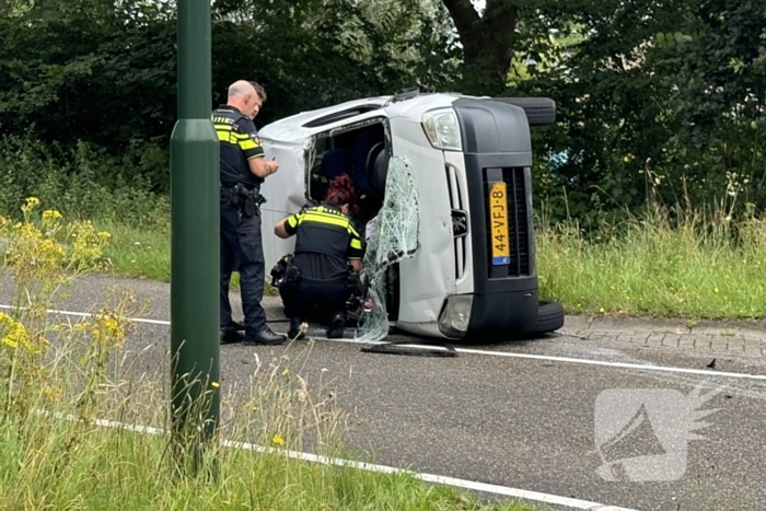 Bestelbus belandt op zijkant na botsing