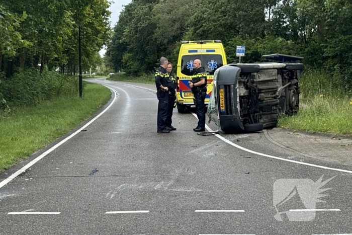 Bestelbus belandt op zijkant na botsing