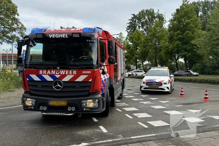 Bestelbus belandt op zijkant na botsing