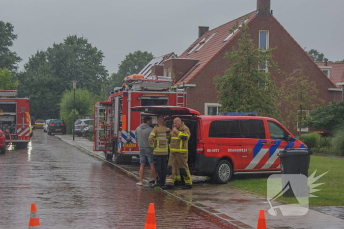 Autobrand slaat over naar schuren, bewoner ademt rook in bij bluspoging