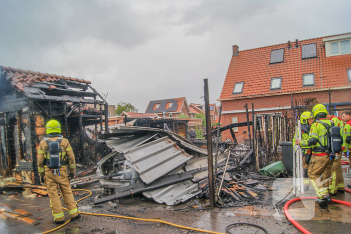 Autobrand slaat over naar schuren, bewoner ademt rook in bij bluspoging