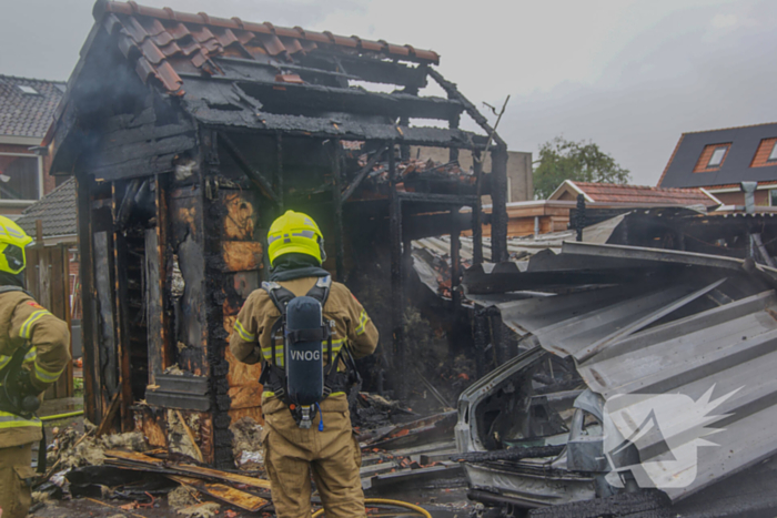 Autobrand slaat over naar schuren, bewoner ademt rook in bij bluspoging