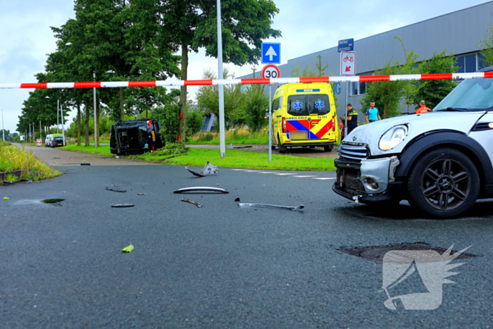 Auto crasht tegen boom na botsing, bestuurder gewond