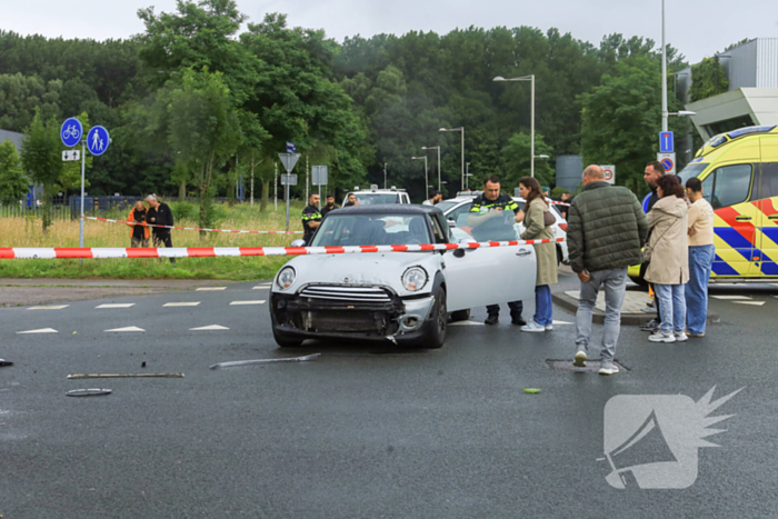 Auto crasht tegen boom na botsing, bestuurder gewond