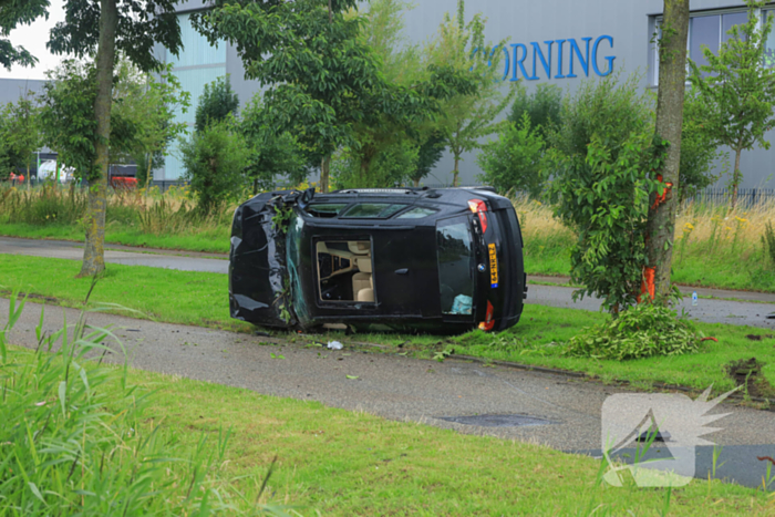 Auto crasht tegen boom na botsing, bestuurder gewond