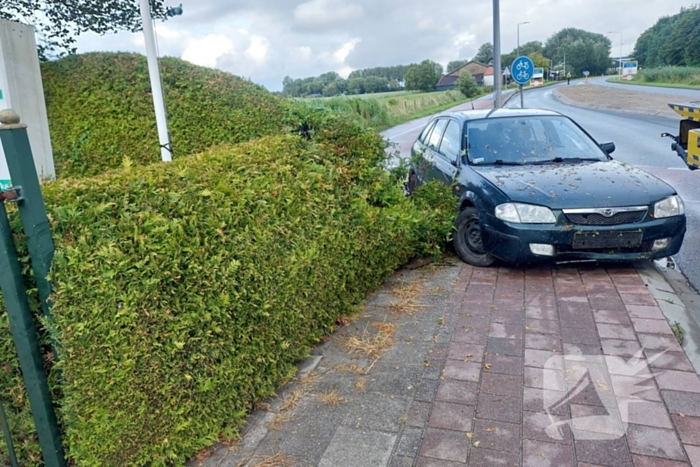 Bestuurder raakt macht over het stuur kwijt en belandt in bosjes