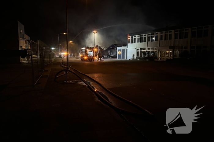 Zeer grote uitslaande brand in bedrijfspand