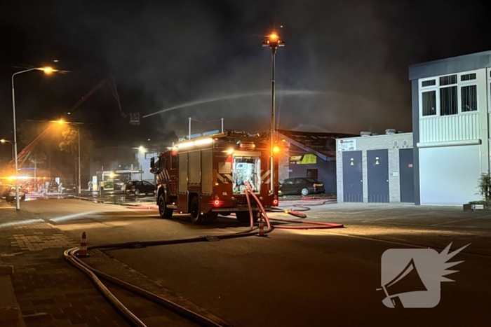 Zeer grote uitslaande brand in bedrijfspand