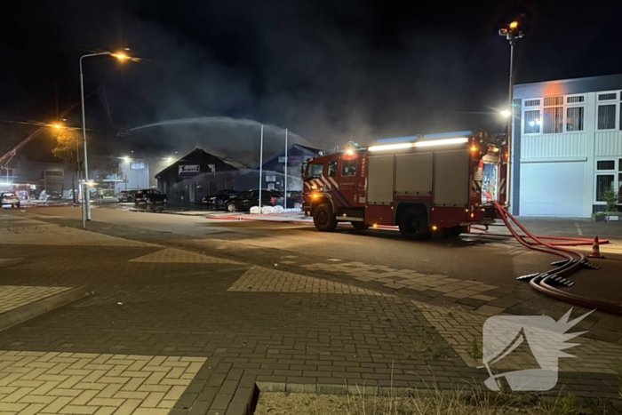 Zeer grote uitslaande brand in bedrijfspand