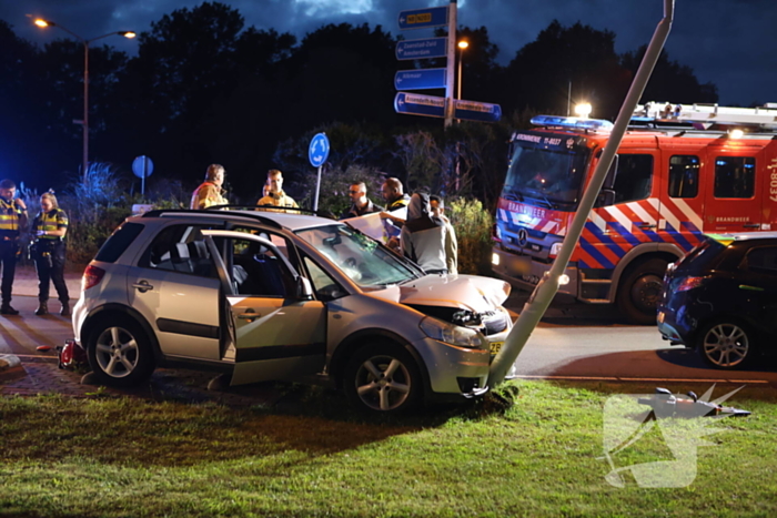 Auto klapt tegen lantaarnpaal, bestuurder zwaargewond