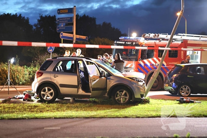 Auto klapt tegen lantaarnpaal, bestuurder zwaargewond