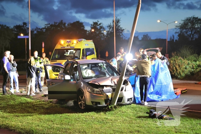 Auto klapt tegen lantaarnpaal, bestuurder zwaargewond