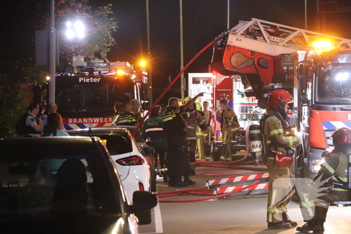 Grote woningbrand, slachtoffer naar ziekenhuis