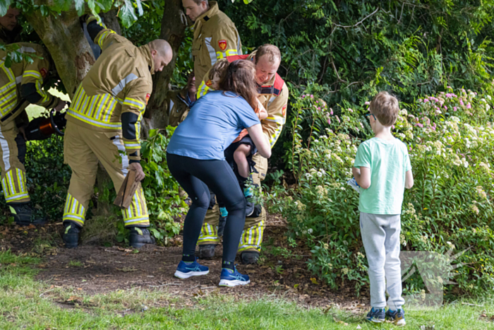 Brandweer bevrijdt vastzittend kind in boom