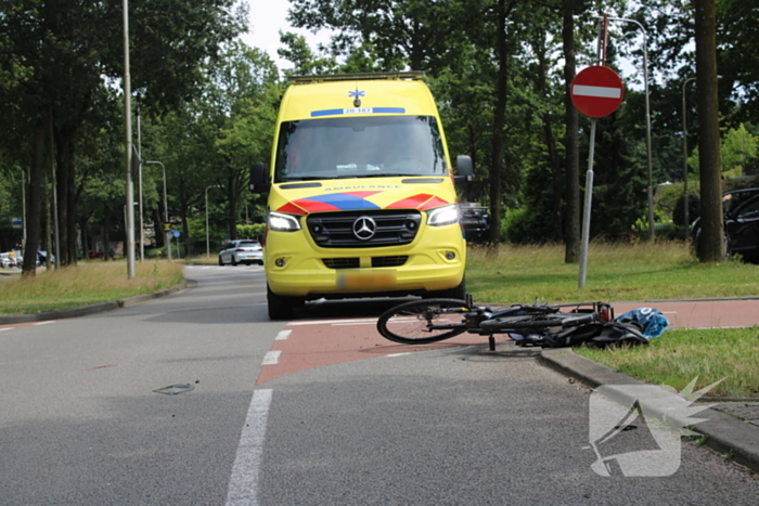 Automobilist ziet fietser over het hoofd met een aanrijding tot gevolg