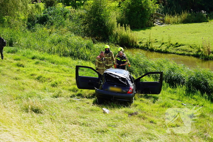 Bestuurder gewond na crash van dijk